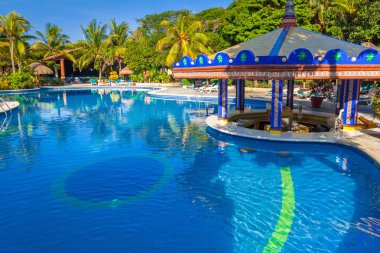 Playa Del Carmen, Meksika - 16 Temmuz 2011: Lüks Yüzme Havuzu sahne Riu Yucatan Hotel Playa del Carmen, Meksika. Riu oteller ve tatil köyleri 100'den fazla otel 19 ülkede bulunmaktadır..