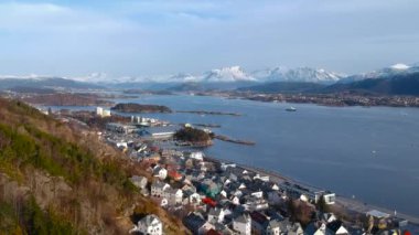 Norveç'in sahil şeridi üzerinde güzel Alesund şehir