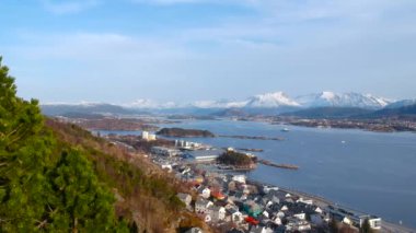 Norveç'in sahil şeridi üzerinde güzel Alesund şehir