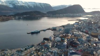 Norveç'in sahil şeridi üzerinde güzel Alesund şehir