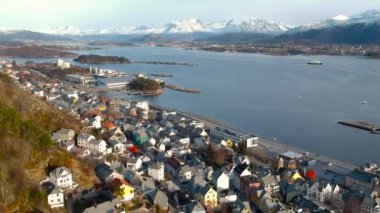 Norveç'in sahil şeridi üzerinde güzel Alesund şehir