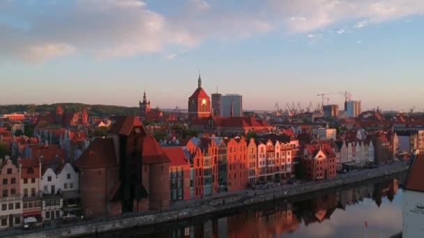 Ciudad Vieja Gdank Reflejada Río Motlawa Surise Polonia — Vídeo de stock