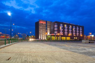 Gdansk, Polonya - 15 Nisan 2018: Hampton hotel Gdansk, Polonya için Lech Walesa havaalanında. 2017 yılında hizmet 4.6 milyon yolcu ile Polonya'da 3 en büyük Havalimanı olan