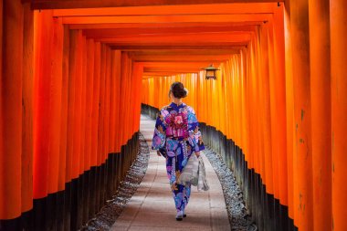 Torii kapılarında, Japonya yürüme geleneksel kimono kadında