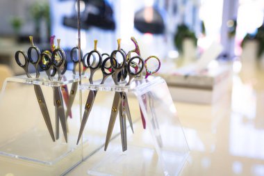 Kuaför makası aynaya ayarla