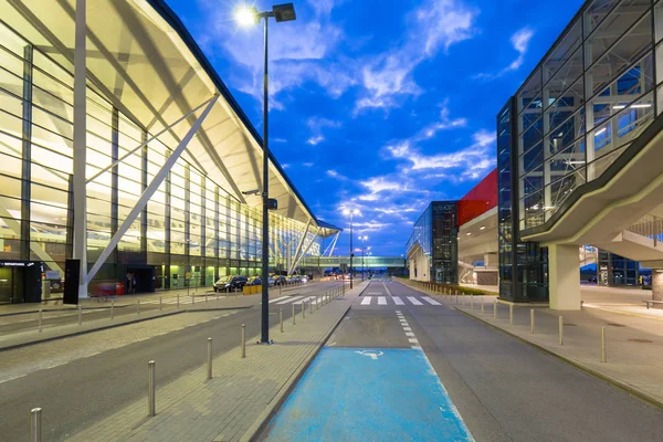 グダニスク ポーランド 2018年4月15日 ポーランドのグダニスクにあるレックワレサ空港の近代的なターミナル 2017年の旅客数は460万人を超え ポーランド第3位の空港である — ストック写真