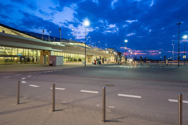 波兰格但斯克 2018年4月15日 波兰格但斯克Lech Walesa机场的现代候机楼 2017年的客运量超过460万人次 是波兰第三大机场 — 图库照片