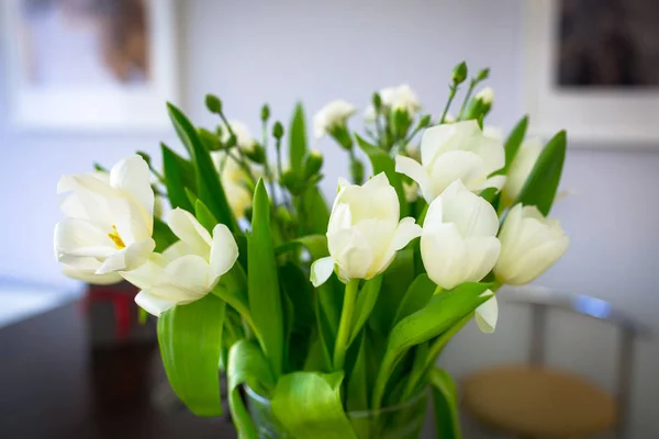 Bouquet White Tulips Table — Stock Photo, Image