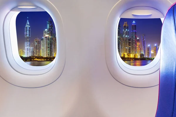 Asiento vacío en la ventana del avión de pasajeros — Foto de Stock