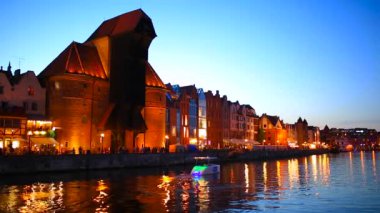 Gdansk, Polonya - 21 Haziran 2017: Motlawa nehir gece, Polonya eski şehirde Gdansk, mimarisi. Gdansk Lehçe Pomerania tarihsel başkentidir.