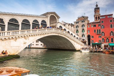 Venedik, İtalya - 24 Ekim 2019 Ponte di Rialto köprüsünün muhteşem mimarisi Venedik şehrinin büyük kanalı üzerinde, İtalya
