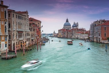 Venedik şehri Santa Maria della Salute Bazilikası ile gün batımında