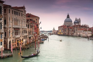 Venedik şehri Santa Maria della Salute Bazilikası ile gün batımında