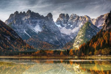 Monte Cristallo Dağları, Dolomitlerin sonbahar manzarası, Güney Tyrol. İtalya