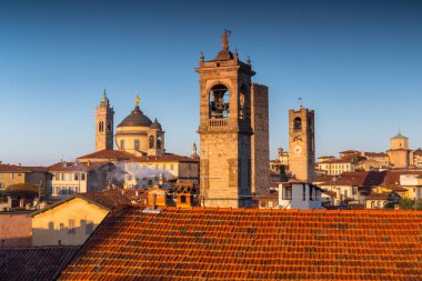Citta Alta 'nın güzel mimarisi gün doğumunda Bergamo' da., 