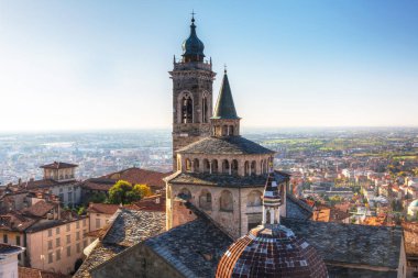 İtalya, Bergamo 'daki Cappella Colleoni kilisesinin güzel mimarisi.