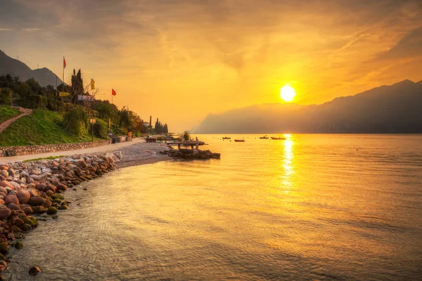 Sköna Kusten Gardasjön Vid Solnedgången Norra Italien — Stockfoto