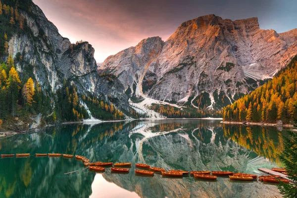 Pragser See Und Seekofelspitze Bei Sonnenaufgang Dolomiten Italien — Stockfoto