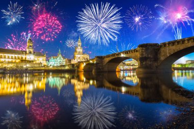 Dresden şehrinin Elbe Nehri ve Augustus Köprüsü 'ndeki manzarası,