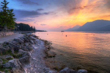 Kuzey İtalya 'da Garda Gölü' nün güzel kıyı şeridi.