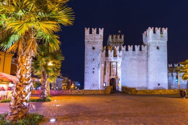 Sirmione, İtalya 'daki Garda Gölü' ndeki Scaligero Kalesi 'nin mimarisi