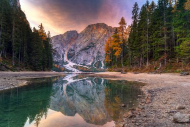 Lago di Braies Gölü ve Seekofel tepesi güneşin doğuşunda, Dolomitler. İtalya