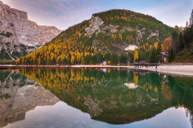 Lago di Braies Gölü ve Seekofel tepesi güneşin doğuşunda, Dolomitler. İtalya