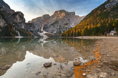 Lago di Braies gölü ve Seekofel tepesi, Dolomitler. İtalya
