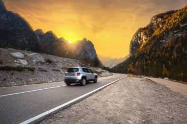 Gün batımında Dolomitler 'in içinden geçen Idyllic dağ yolu. İtalya