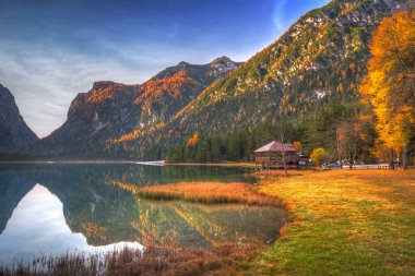 Sonbaharda Lago di Dobbiaca Gölü 'ne yansıyan Dolomitler. İtalya