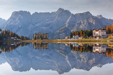 Dolomitler sonbaharda Güney Tyrol 'daki Lago mi Misurina Gölü' ne yansıdı. İtalya