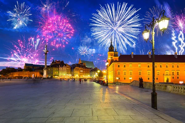 Het Koninklijk Kasteelplein en Koning Sigismunds Colonne in Warschau ci — Stockfoto