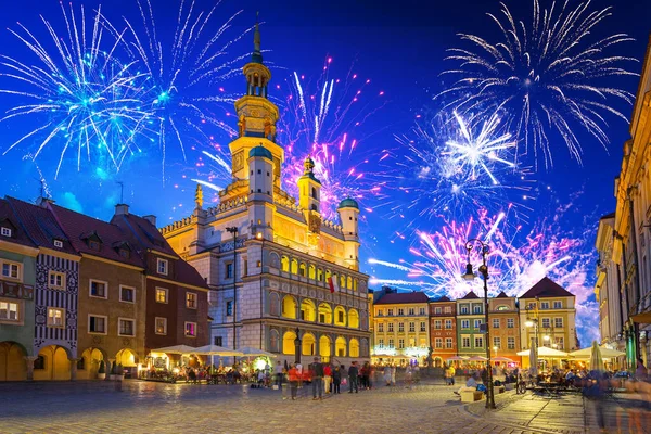 Architettura della piazza principale di Poznan di notte, Polonia . — Foto Stock