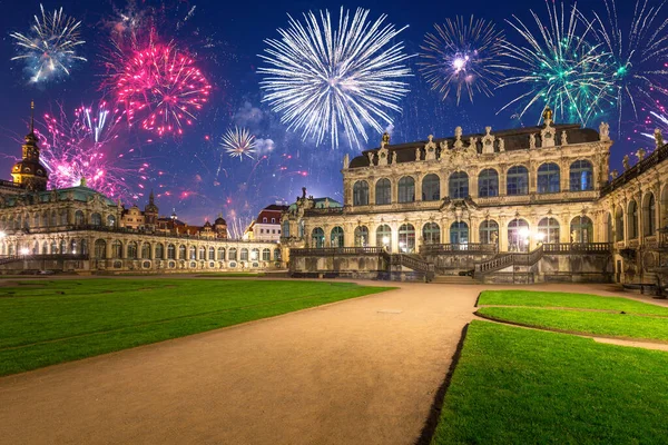 Prachtige architectuur van het Zwinger paleis in Dresden 's nachts — Stockfoto