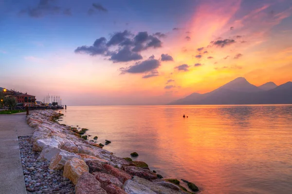 Piękne Wybrzeże Jeziora Garda Zachodzie Słońca Północne Włochy — Zdjęcie stockowe
