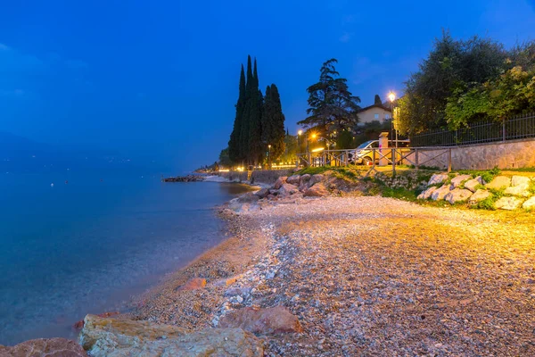 Kuzey Talya Alacakaranlıkta Garda Gölü Nün Güzel Kıyıları — Stok fotoğraf