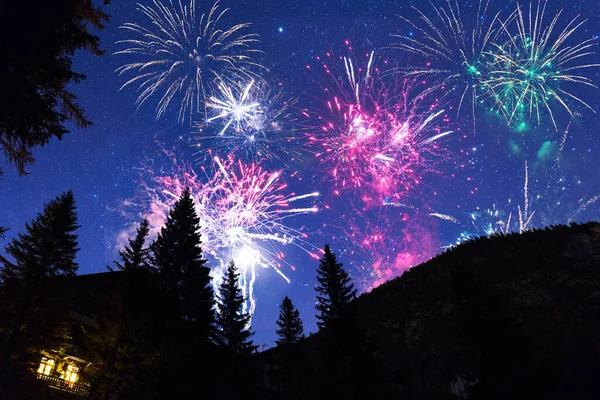 Éjszakai égbolt csillagokkal a Dolomitoknál, Olaszország — Stock Fotó