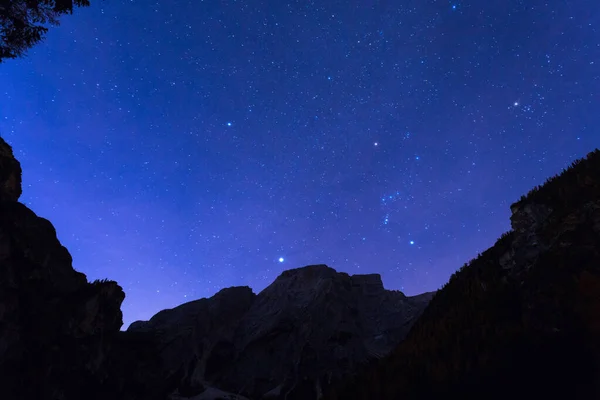 Cielo Nocturno Con Estrellas Las Montañas Dolomitas Italia —  Fotos de Stock