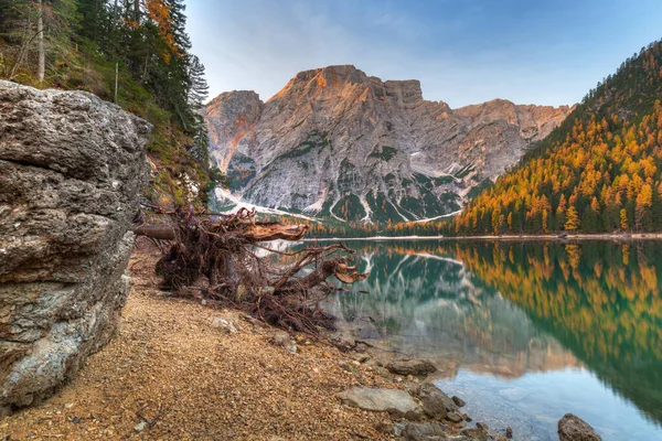 Lago Braies Lake Seekofel Peak Dolomites Італія — стокове фото