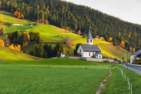 意大利阿尔卑斯山小教堂的Idyllic风景 — 图库照片