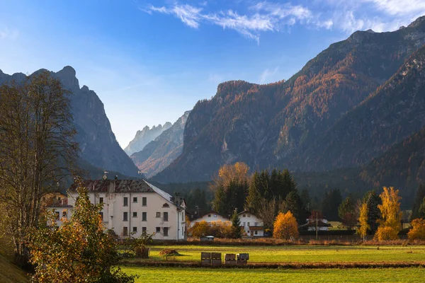 Talya Sonbaharda Dolomitlerin Idyllic Manzarası — Stok fotoğraf