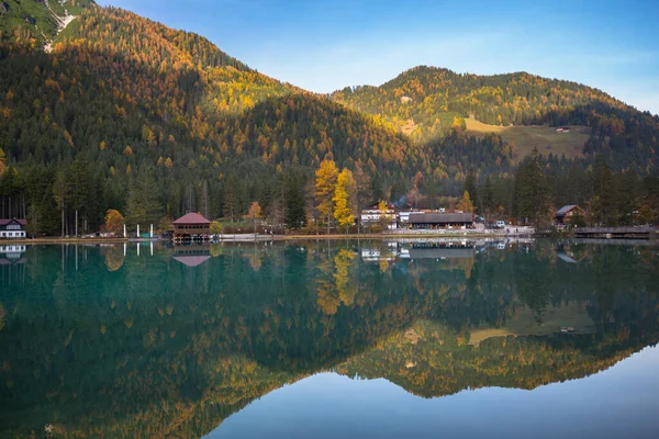 Dolomitok Hegyek Tükröződés Lago Dobbiaca Ősszel Olaszország — Stock Fotó