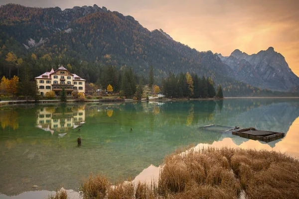 Dolomieten Bergen Met Reflectie Lago Dobbiaca Meer Herfst Italië — Stockfoto