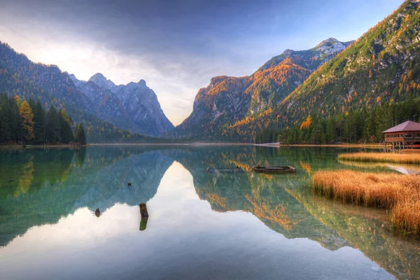 Góry Dolomitów Odbiciem Jeziorze Lago Dobbiaca Jesienią Włochy — Zdjęcie stockowe