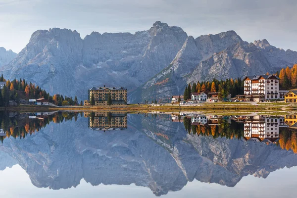 Dolomieten Bergen Weerspiegeld Het Lago Misurina Meer Herfst Zuid Tirol — Stockfoto