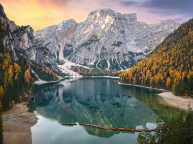 Lago di Braies Gölü ve Seekofel tepesi güneşin doğuşunda, Dolomitler. İtalya