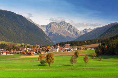 Sonbaharda Güney Tyrol 'daki Rasun di Sotto kasabasının Idyllic manzarası. İtalya
