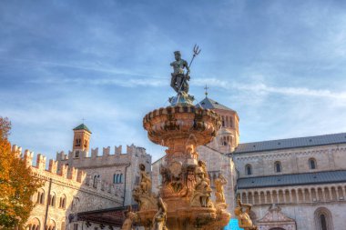 Güney Tyrol, Trento 'daki Piazza Duomo' daki Neptün Çeşmesi. İtalya