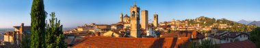 Citta Alta 'nın güzel mimarisi Bergamo' da gün doğumunda, İtalya