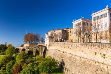 Güzel Porta San Giacomo kapısı ve İtalya 'nın Bergamo kentindeki eski Citta Alta şehir duvarları